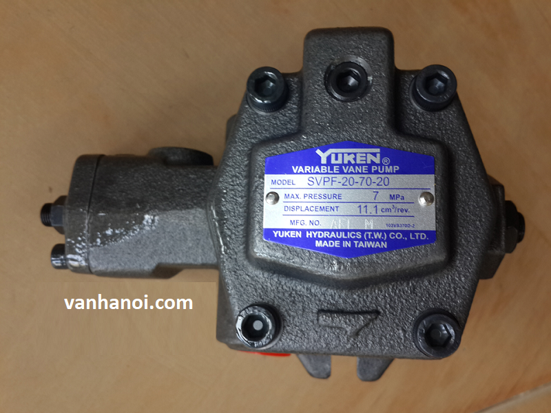 bom_thuy_luc_canh_gat