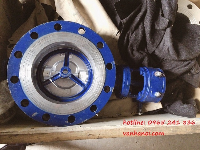 Van bướm th&eacute;p.