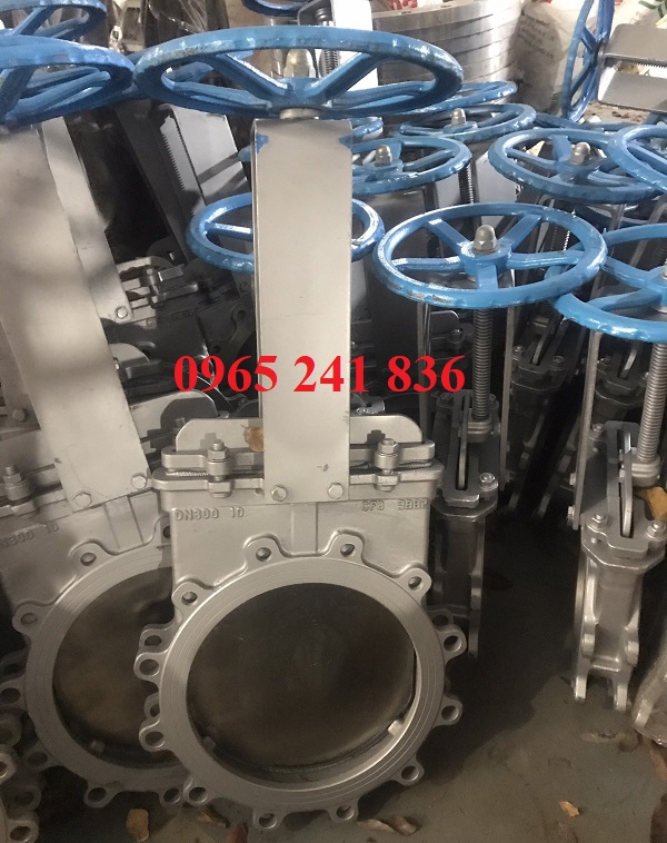 van_cong_dao_thep_tay_quay